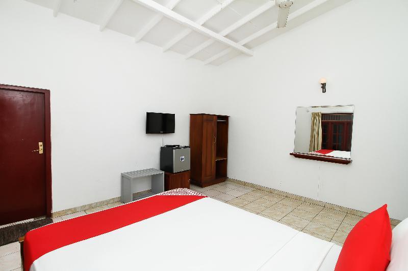 Oyo 347 Hotel Empryean Katunayaka Exteriér fotografie